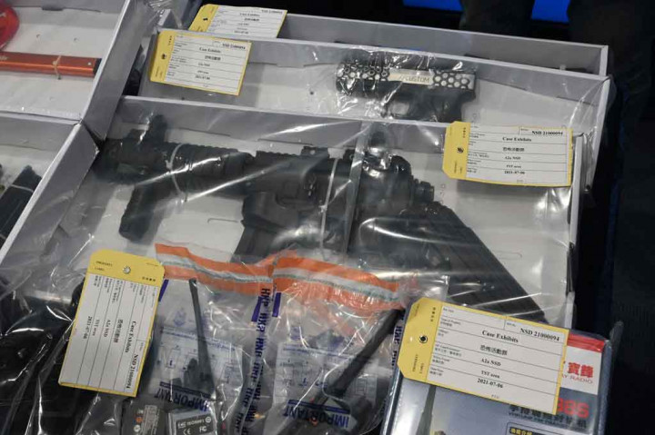 Polisi memajang barang-barang yang disita, setelah sembilan warga Hong Kong, enam di antaranya pelajar ditangkap atas tuduhan teror karena diduga mencoba membuat bahan peledak berdaya ledak tinggi, di markas polisi Hong Kong, Selasa, 6 Juli 2021.