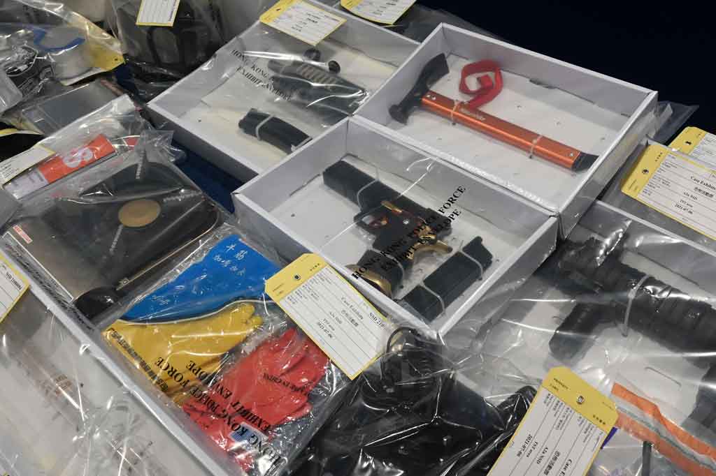 Polisi menyatakan bahwa lima laki-laki dan empat perempuan berusia antara 15 dan 39 tahun ditangkap Senin, 5 Juli 2021 waktu setempat atas dugaan konspirasi menggunakan bahan peledak untuk kegiatan teroris.