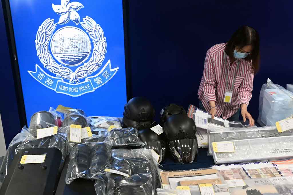 Polisi mengatakan, mereka menyita berbagai barang dari kelompok itu, termasuk sejumlah kecil bahan peledak, bahan baku untuk memproduksi TATP, senapan angin, ponsel, kartu SIM, buku petunjuk tentang cara memasang bom, dan rencana meninggalkan kota.