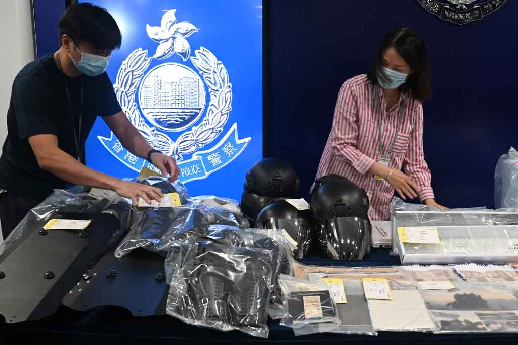 Mereka juga menemukan uang tunai sekitar HKD90 ribu (USD11.585) dan membekukan sekitar HKD600 ribu di rekening bank terkait.