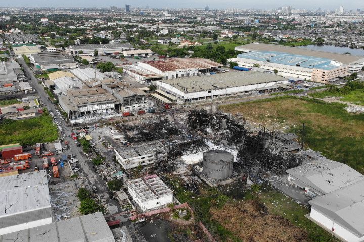 Sebuah foto yang diterbikan Disaster Response Associations Thailand, Selasa,6 Juli 2021, menunjukkan reruntuhan pabrik kimia sehari setelah ledakan dan kebakaran.