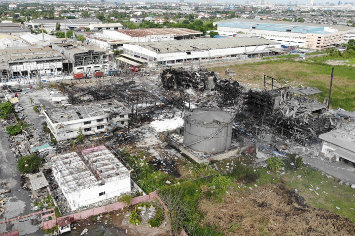 Para pejabat Thailand mengatakan, korban tewas dalam ledakan di pabrik kimia di dekat bandara internasional Bangkok itu adalah seorang petugas pemadam kebakaran.