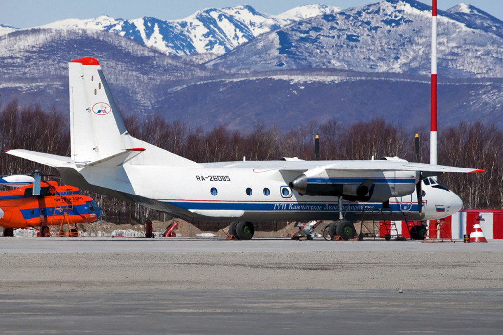 Foto selebaran yang dirilis oleh Kementerian Situasi Darurat Rusia pada 6 Juli 2021, menunjukkan pesawat An-26 Rusia dengan nomor ekor RA-26085 di apron di bandara Patropavlovsk-Kamchatckiy.