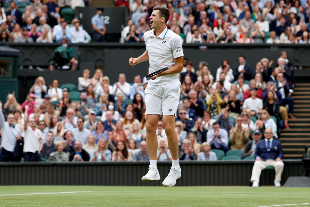Herbert Hurkacz menjadi tunggal putra terakhir yang sukses memastikan diri lolos ke perempat final turnamen tenis Grand Slam Wimbledon 2021.