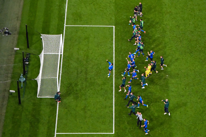 Gli Azzurri melenggang setelah mengalahkan La Roja lewat drama adu penalti dengan skor 4-2 usai bermain imbang 1-1 selama 120 menit.