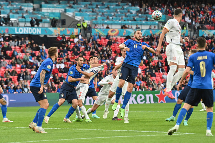 Spanyol mencatatkan 63 persen penguasaan bola dibanding dengan 37 persen milik Italia.