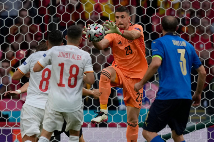 Mereka juga lebih banyak melakukan percobaan tembakan dengan 10 kali yang di antaranya tiga on target. Sementara, Italia membuat enam percobaan dengan empat mengarah ke gawang.