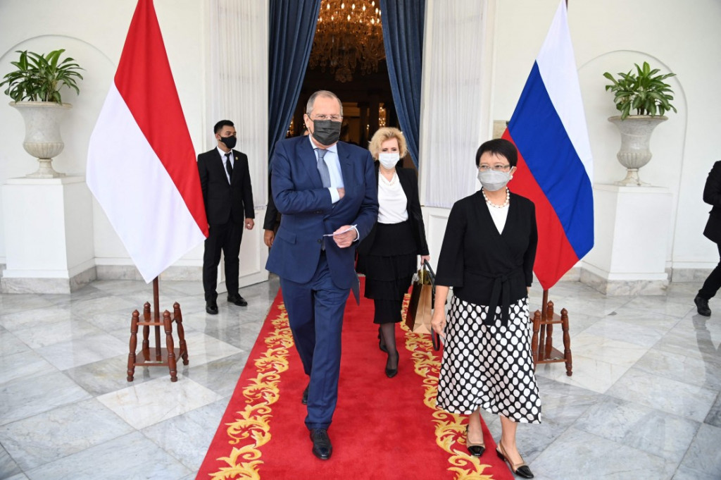 Menteri Luar Negeri Indonesia Retno Marsudi melakukan pertemuan bilateral dengan Menlu Rusia Sergey Lavrov, Selasa, 6 Juli 2021. Ada beberapa isu yang dibahas dalam pertemuan itu, dari rencana kunjungan Presiden Rusia Vladimir Putin hingga kerja sama perdagangan dan vaksin Covid-19.