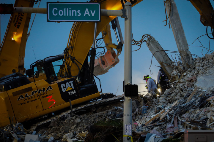 Terdapat beberapa laporan yang menyebutkan ada 109 orang di dalam bangunan tersebut. Namun sejauh ini otoritas Surfside baru dapat mengonfirmasi ada sekitar 70 orang ketika Champlain Towers roboh pada 24 Juni lalu.
