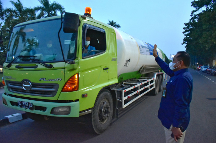 Satu unit mobil tangki yang membawa 11,18 ton oksigen liquid (cair) telah dilepaskan secara resmi keberangkatannya oleh Direktur Utama PT Pusri Palembang, Tri Wahyudi Saleh, Direktur Keuangan & Umum, Saifullah Lasindrang, Direktur Operasi & Produksi, Filius Yuliandi, SVP Sekretaris Perusahaan & Tata Kelola, R.A Rahim serta VP terkait menuju Rumah Sakit Fatmawati, Jakarta, kemarin.