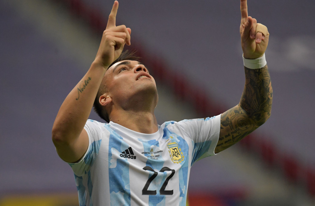 Lautaro Martinez melakukan selebrasi usai mencetak gol ke gawang Kolombia.