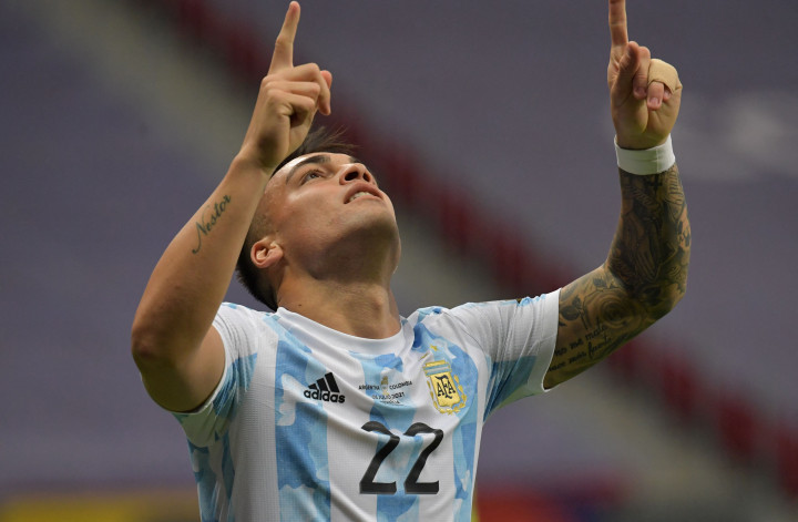 Lautaro Martinez melakukan selebrasi usai mencetak gol ke gawang Kolombia.