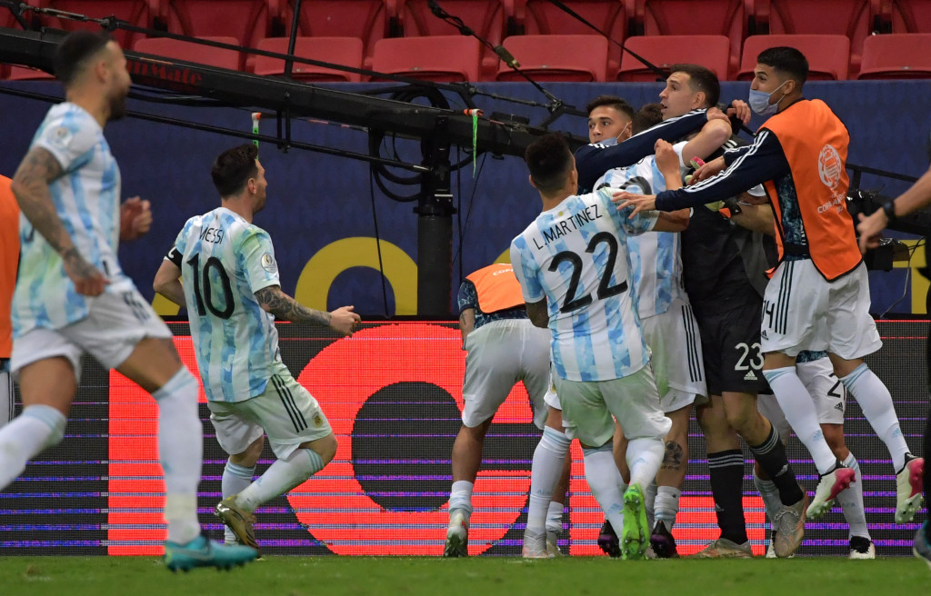 Argentina berhasil melaju ke final Copa America 2021 untuk menantang Brasil. Ini setelah Tim Tango mengalahkan Kolombia lewat adu penalti pada semifinal yang berlangsung di Estadio Nacional de Brasilia, Brasil, Rabu, 7 Juli 2021 pagi WIB.
