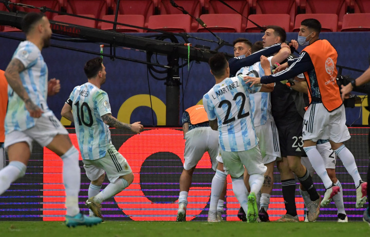 Argentina berhasil melaju ke final Copa America 2021 untuk menantang Brasil. Ini setelah Tim Tango mengalahkan Kolombia lewat adu penalti pada semifinal yang berlangsung di Estadio Nacional de Brasilia, Brasil, Rabu, 7 Juli 2021 pagi WIB.