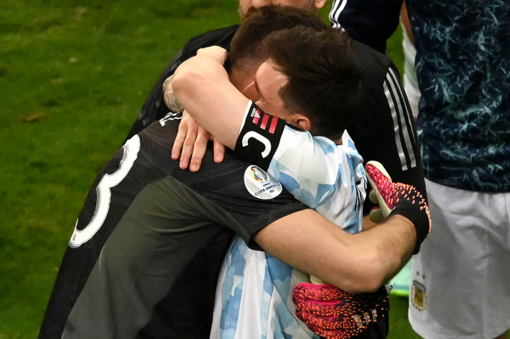 Laga Argentina vs Kolombia pada semifinal Copa America 2021 itu harus ditentukan lewat adu penalti setelah keduanya bermain imbang 1-1 hingga babak kedua usai.