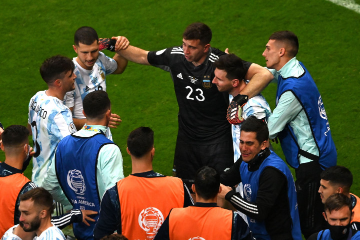 Selanjutnya pada adu penalti, Argentina unggul 3-2 dan berhak meraih kemenangan.