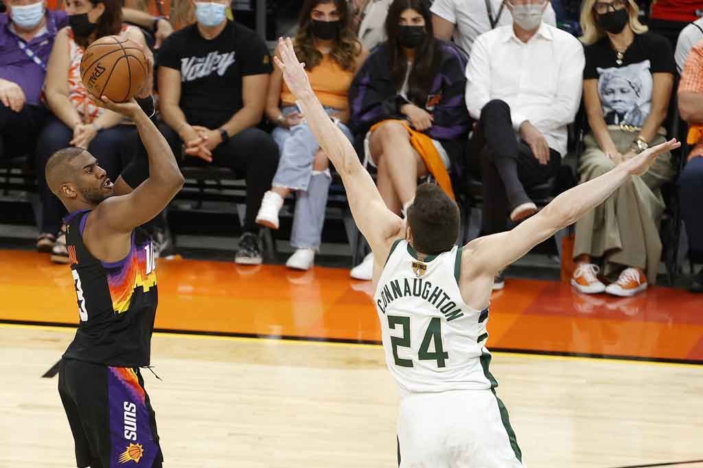 Chris Paul mencetak 32 poin dan sembilan assist, sementara Devin Booker menyumbang 27 poin untuk membawa Phoenix Suns meraih kemenangan 118-105 atas tim tamu Milwaukee Bucks pada laga pembuka Final NBA.