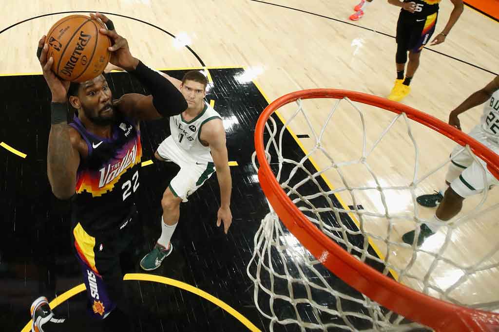 Deandre Ayton mengemas 22 poin dan 19 rebound untuk Suns yang kembali tampil di Final NBA pertama mereka sejak 1993. Seperti diketahui Phoenix belum pernah memenangkan gelar NBA.