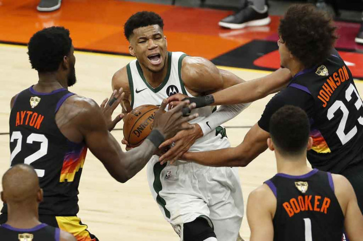 Bintang Bucks Giannis Antetokounmpo yang sudah kembali dari cedera lutut kiri, mengumpulkan 20 poin dan 17 rebound dalam 35 menit setelah absen pada dua pertandingan terakhir final Wilayah Timur.