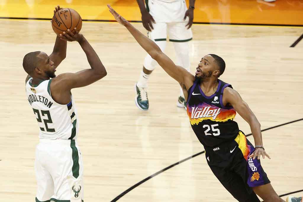 Sementara Khris Middleton membukukan 29 poin dan Brook Lopez mencetak 17 poin untuk Milwaukee. Jrue Holiday mengumpulkan 10 poin, sembilan assist, dan tujuh rebound untuk Bucks.