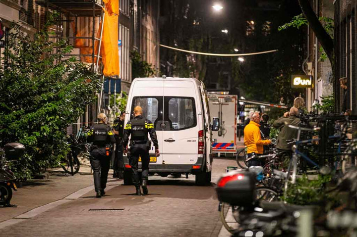 Petugas kepolisian melakukan investigasi di lokasi kejadian penembakan terhadap reporter kriminal Belanda, Peter R.de Vries, di sebuah jalan di Amsterdam, Selasa, 6 Juli 2021 waktu setempat.