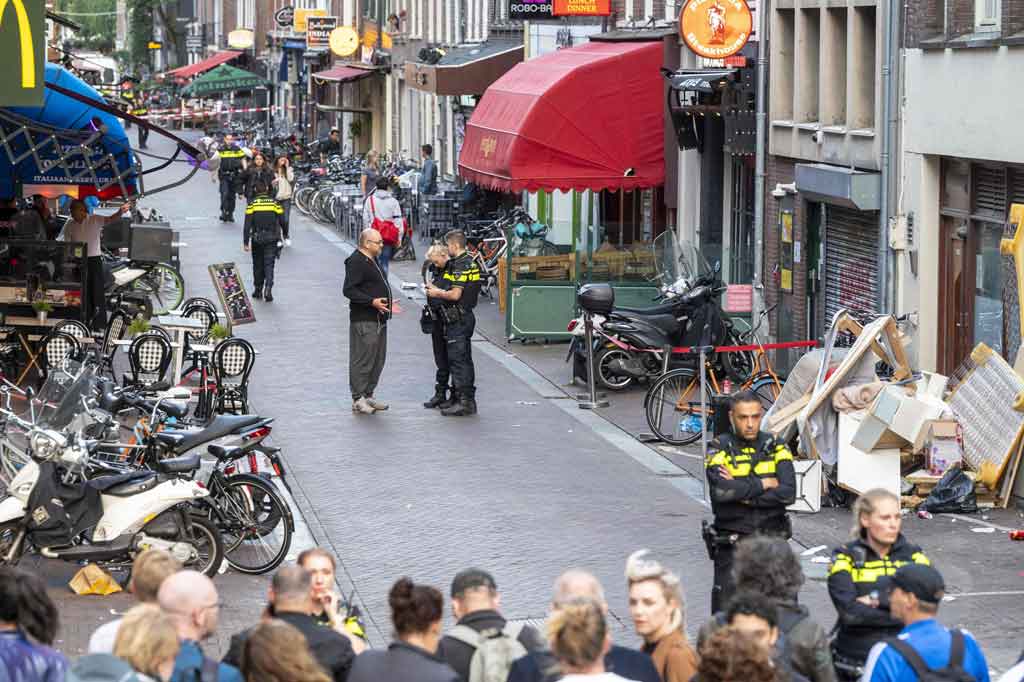 Reporter kriminal terkemuka, Peter R. de Vries, yang dikenal karena karyanya dalam mengungkap dunia bawah tanah Belanda, ditembak di sebuah jalan di Amsterdam, Selasa, 6 Juli 2021. Dia mengalami luka parah dan dirawat di rumah sakit.
