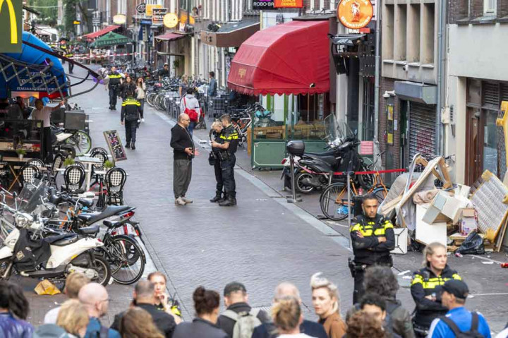Reporter kriminal terkemuka, Peter R. de Vries, yang dikenal karena karyanya dalam mengungkap dunia bawah tanah Belanda, ditembak di sebuah jalan di Amsterdam, Selasa, 6 Juli 2021. Dia mengalami luka parah dan dirawat di rumah sakit.