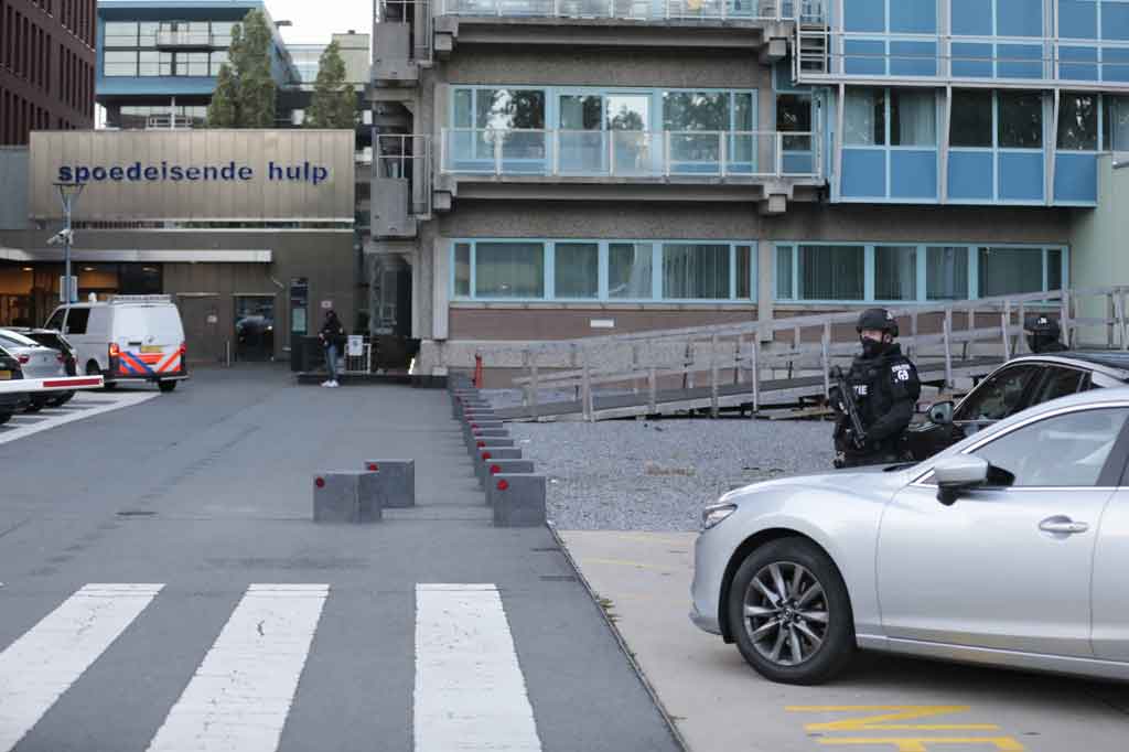 Saksi mata menyatakan bahwa korban ditembak hingga lima kali termasuk satu kali di kepala. Sementara Wali Kota Amsterdam Femke Halsema mengatakan pada konferensi pers bahwa pria berusia 64 tahun itu tengah berjuang untuk hidupnya.