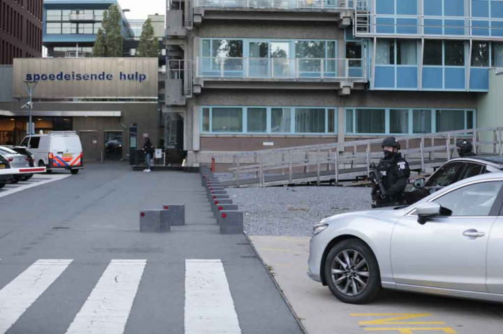 Saksi mata menyatakan bahwa korban ditembak hingga lima kali termasuk satu kali di kepala. Sementara Wali Kota Amsterdam Femke Halsema mengatakan pada konferensi pers bahwa pria berusia 64 tahun itu tengah berjuang untuk hidupnya.