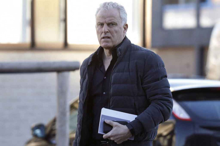 De Vries pernah memenangkan Penghargaan Emmy internasional pada 2008 untuk karyanya yang menyelidiki hilangnya remaja Natalee Holloway di Aruba pada 2005.