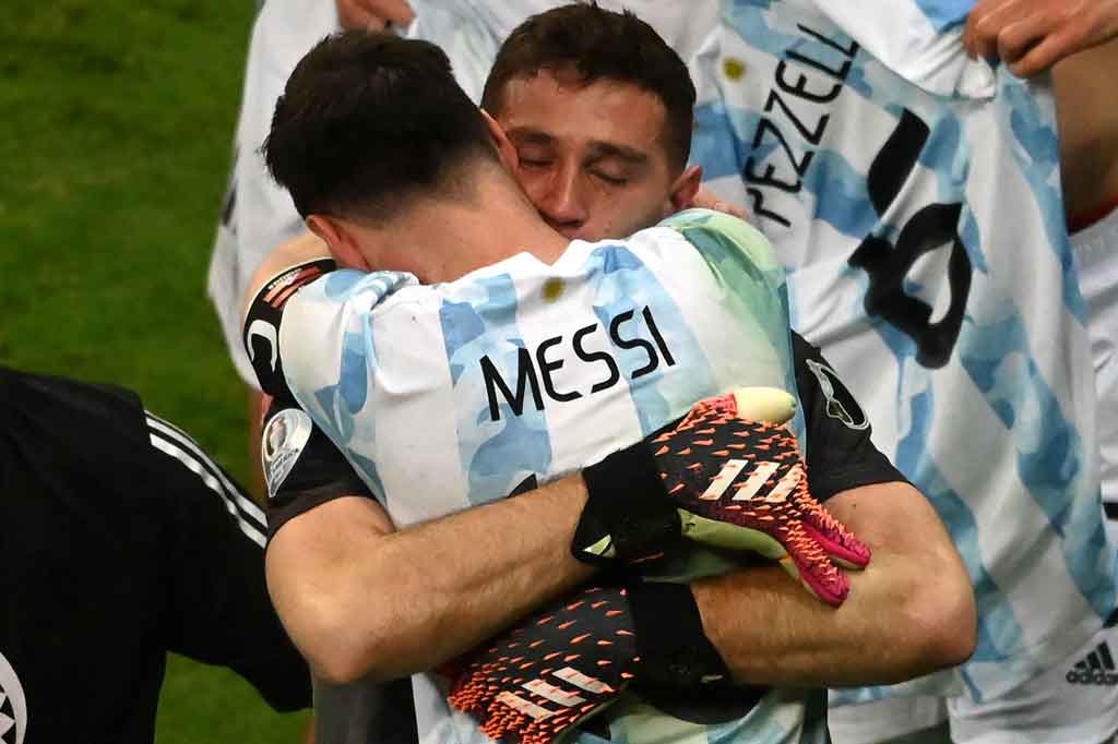 Penjaga gawang Argentina Emiliano Martinez melakukan selebrasi bersama Lionel Messi usai meraih kemenangan pada laga semifinal melawan Kolombia di Stadion Mane Garrincha, Brasilia, Rabu, 7 Juli 2021 WIB.