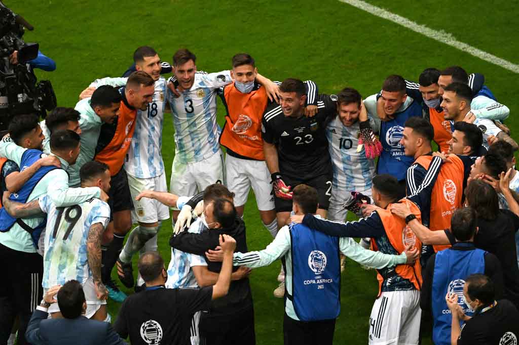 Argentina dipastikan menjadi finalis Copa America 2021 bersama Brasil setelah Lionel Messi cs mengalahkan Kolombia lewat adu penalti 3-2, Rabu, 7 Juli 2021 WIB. Babak adu penalti dilakukan setelah kedua tim bermain imbang 1-1 di waktu normal.