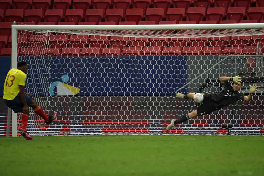 Di babak adu penalti, penjaga gawang Emiliano Martinez menjadi pahlawan Tim Tango dengan menggagalkan tiga tendangan penalti Kolombia.