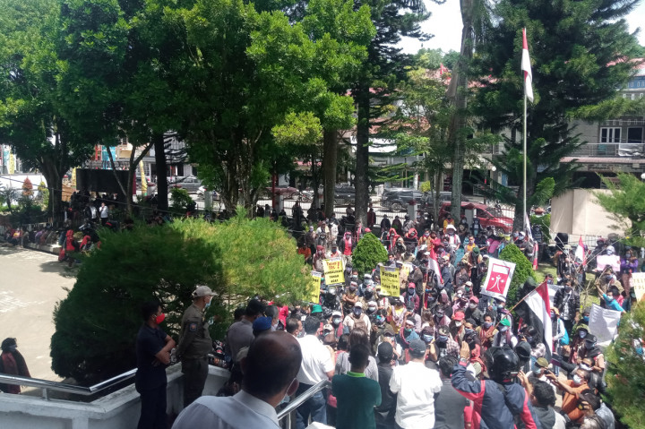 Sedikitnya 100 orang warga Kecamatan Sipahutar Kabupaten Tapanuli Utara-Sumatera Utara, yang tergabung dalam aliansi masyarakat tutup TPL gelar aksi damai digedung DPRD setempat, Rabu, 7 Juli 2021.