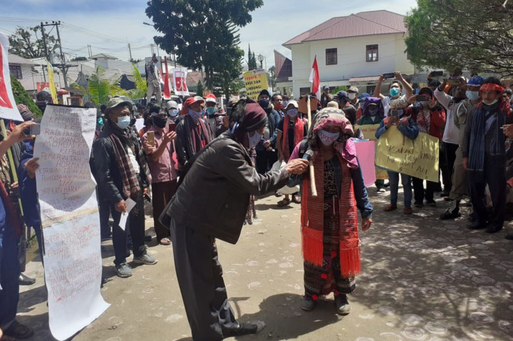 Menurut Alinasi masyarakat tutup TPL Kecamatan Sipahutar pihak perusahaan telah mengrogoti tanah adat nenek moyang mereka hingga saat ini belum dikembalikan kepada masyarakat.
