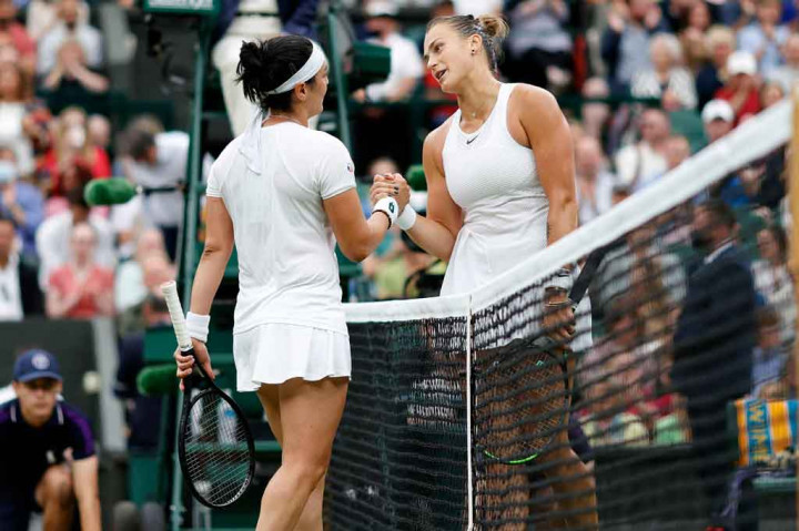 Petenis Belarusia tersebut menang dua set langsung 6-4, 6-3 atas Jabeur di perempat final di hadapan ribuan penonton di lapangan tengah All England Club, Rabu, 7 Juli 2021 WIB.