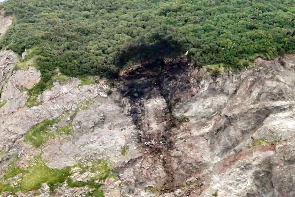 Sebuah tim pencari pada hari Rabu menemukan mayat sembilan orang setelah sebuah pesawat penumpang jatuh di semenanjung Kamchatka di timur jauh Rusia.