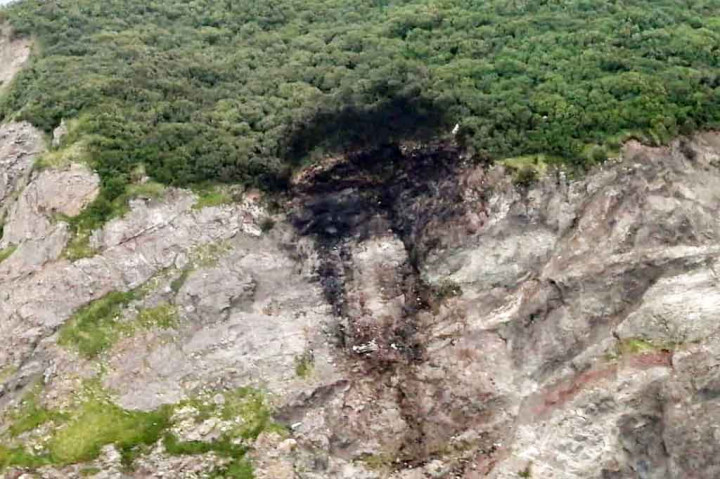 Sebuah tim pencari pada hari Rabu menemukan mayat sembilan orang setelah sebuah pesawat penumpang jatuh di semenanjung Kamchatka di timur jauh Rusia.
