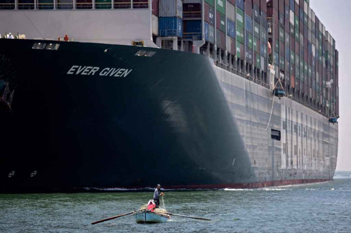 Kapal kontainer MV 'Ever Given' berbendera Panama tampak berlayar di sepanjang Terusan Suez Mesir di dekat pusat kota Ismailia, Rabu, 7 Juli 2021.