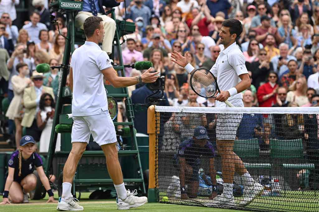 Petenis asal Serbia tersebut di perempat final menundukkan Marton Fucsovics dari Hungaria tiga set langsung dengan skor 6-3, 6-4, 6-4.