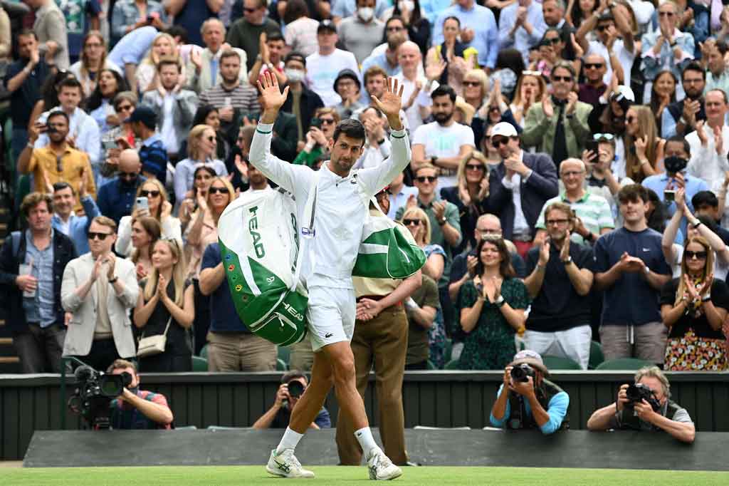 Di empat besar Djokovic akan menghadapi pemenang antara petenis Rusia Karen Khachanov atau Denis Shapovalov dari Kanada untuk memperebutkan satu tempat di final Minggu, 11 Juli 2021. 