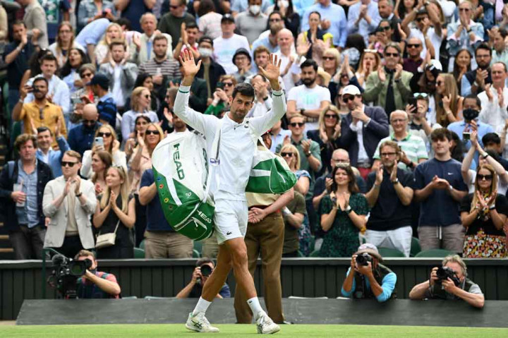 Di empat besar Djokovic akan menghadapi pemenang antara petenis Rusia Karen Khachanov atau Denis Shapovalov dari Kanada untuk memperebutkan satu tempat di final Minggu, 11 Juli 2021. 