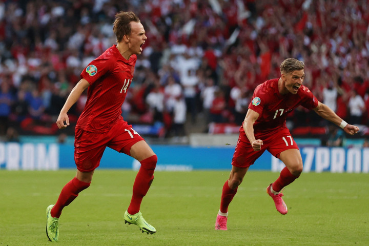 Tim Dinamit unggul lebih dulu lewat eksekusi tembakan bebas Mikkel Damsgaard di menit ke-30. 