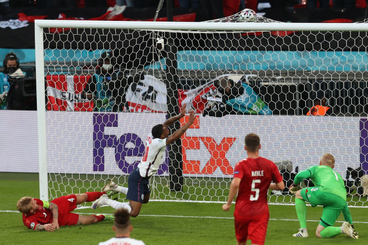 The Three Lions berhasil menyamakan skor menjadi 1-1 di menit ke-39 lewat bunuh diri Simon Kjaer.