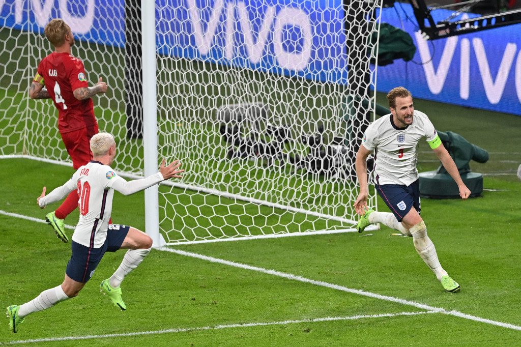 Bola tembakannya berhasil ditepis Kasper Schmeichel, namun Kane dengan cepat menyambar bola rebound untuk membawa Inggris menciptakan sejarah baru.