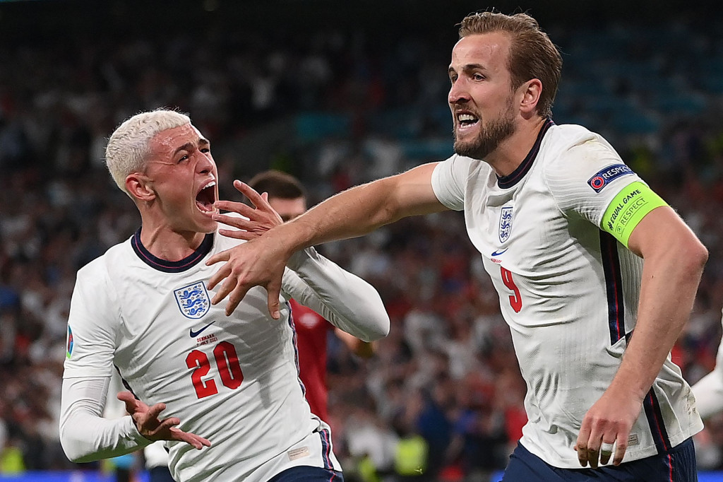 Harry Kane melakukan selebrasi usai mencetak gol ke gawang Timnas Denmark.