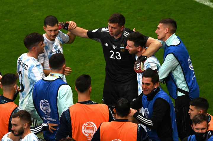 Argentina berhasil melaju ke final Copa America 2021 untuk menantang Brasil. Ini setelah Tim Tango mengalahkan Kolombia lewat adu penalti pada semifinal yang berlangsung di Estadio Nacional de Brasilia, Brasil, Rabu, 7 Juli 2021 pagi WIB.