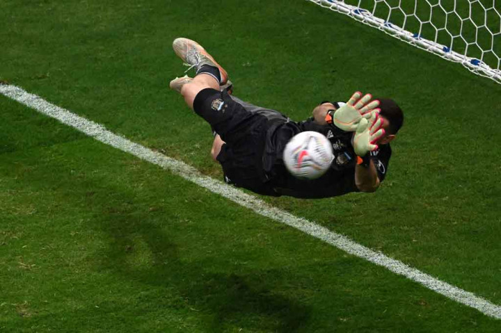 Di babak adu penalti, penjaga gawang Emiliano Martinez menjadi pahlawan Tim Tango dengan menggagalkan tiga tendangan penalti Kolombia.