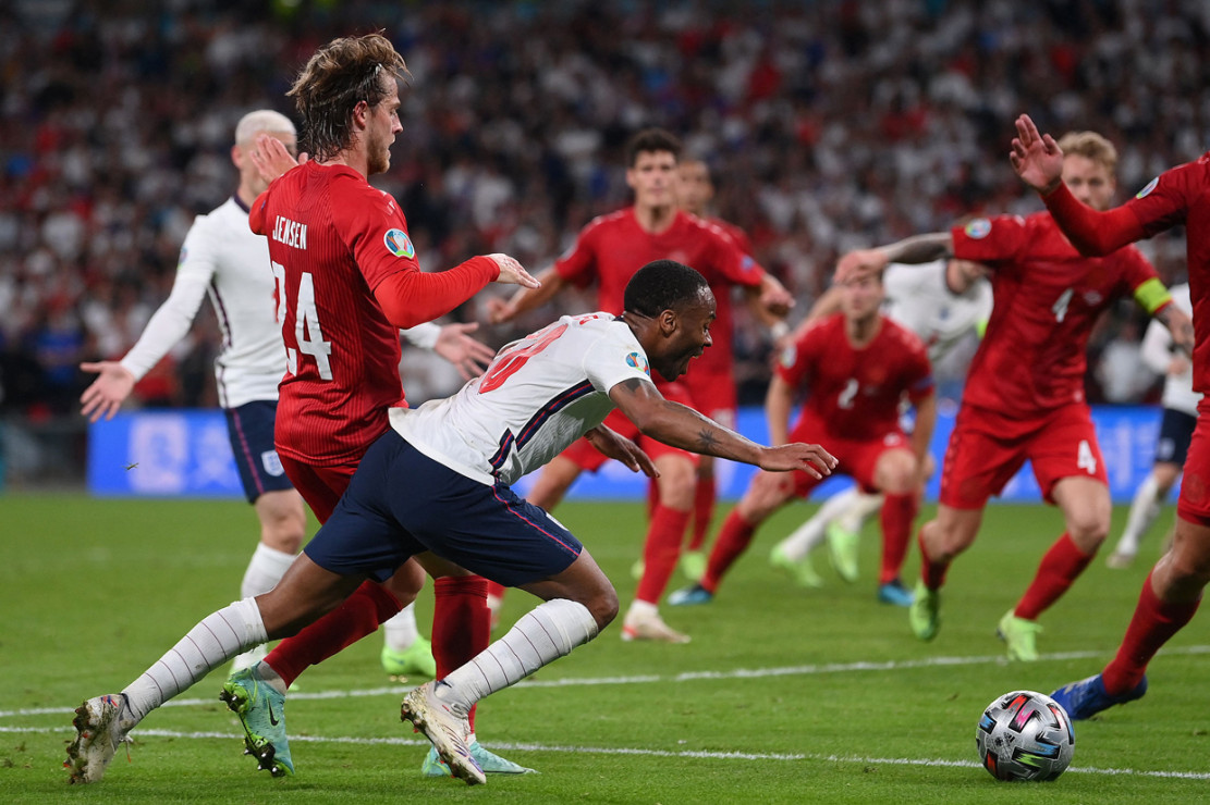 Euro 2020: Momen Raheem Sterling Jatuh Berbuah Hadiah ...
