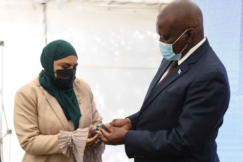 Direktur Pelaksana Lucara Botswana, Naseem Lahri (kiri) menunjukkan kepada Presiden Botswana Mokgweetsi Masisi berlian 1.174 karat di Gaborone, Botswana, pada Rabu, 7 Juli 2021.